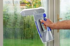 Swiss Pro+ Ruitenreiniger 3 In 1 WV 2 Blue Edition Window Vac - Ca. 120 M² - Waterzuiger - Incl. Smalle Zuigmond - Oplaadbaar - Raamwisser - Streeploos - Clicksystem - 2 Microvezeldoekjes - Met Sprayfunctie - Low Noise - Hepafilter -Reinigingsproducten Winkel 1200x799 1