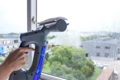 Swiss Pro+ Ruitenreiniger 3 In 1 WV 2 Blue Edition Window Vac - Ca. 120 M² - Waterzuiger - Incl. Smalle Zuigmond - Oplaadbaar - Raamwisser - Streeploos - Clicksystem - 2 Microvezeldoekjes - Met Sprayfunctie - Low Noise - Hepafilter -Reinigingsproducten Winkel 1200x799 2