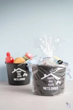 ByMi| Poetsemmer Happy New Home | Cadeautje Huis |Housewarming |Nieuwe Woning | Gepersonaliseerd -Reinigingsproducten Winkel 801x1200